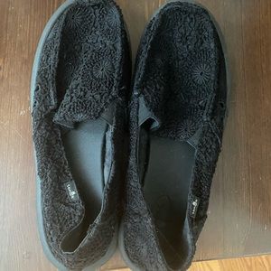 Women’s size 8 Donna Crochet Sanuks 
Worn once, but they are too big for my feet